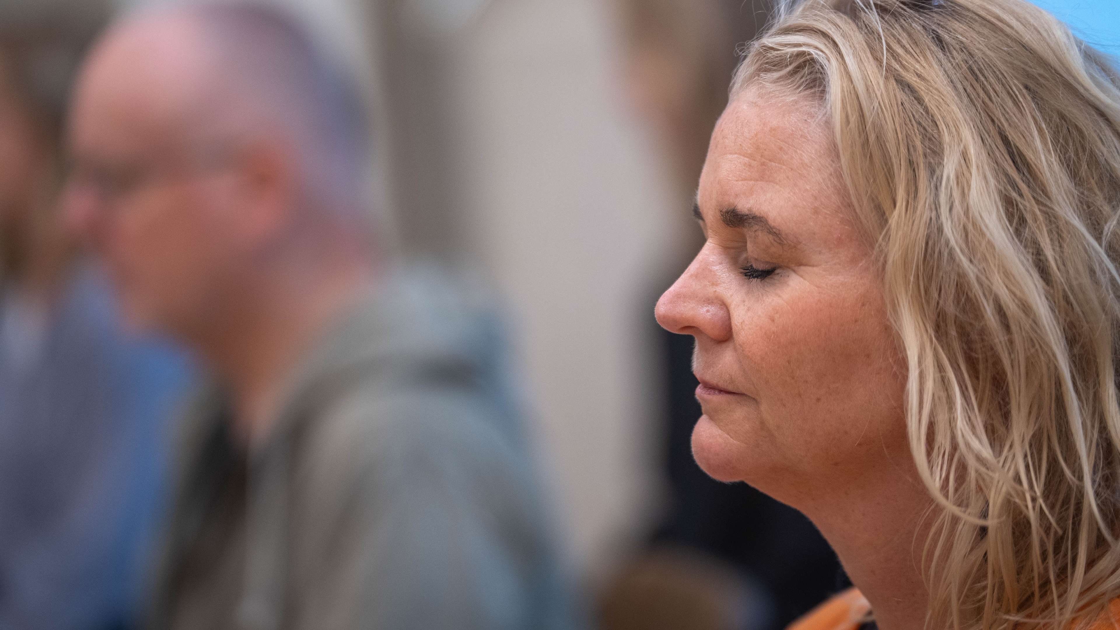 Kvinna med slutna ögon i djup närvaro under kroppsmedvetenhetsövning