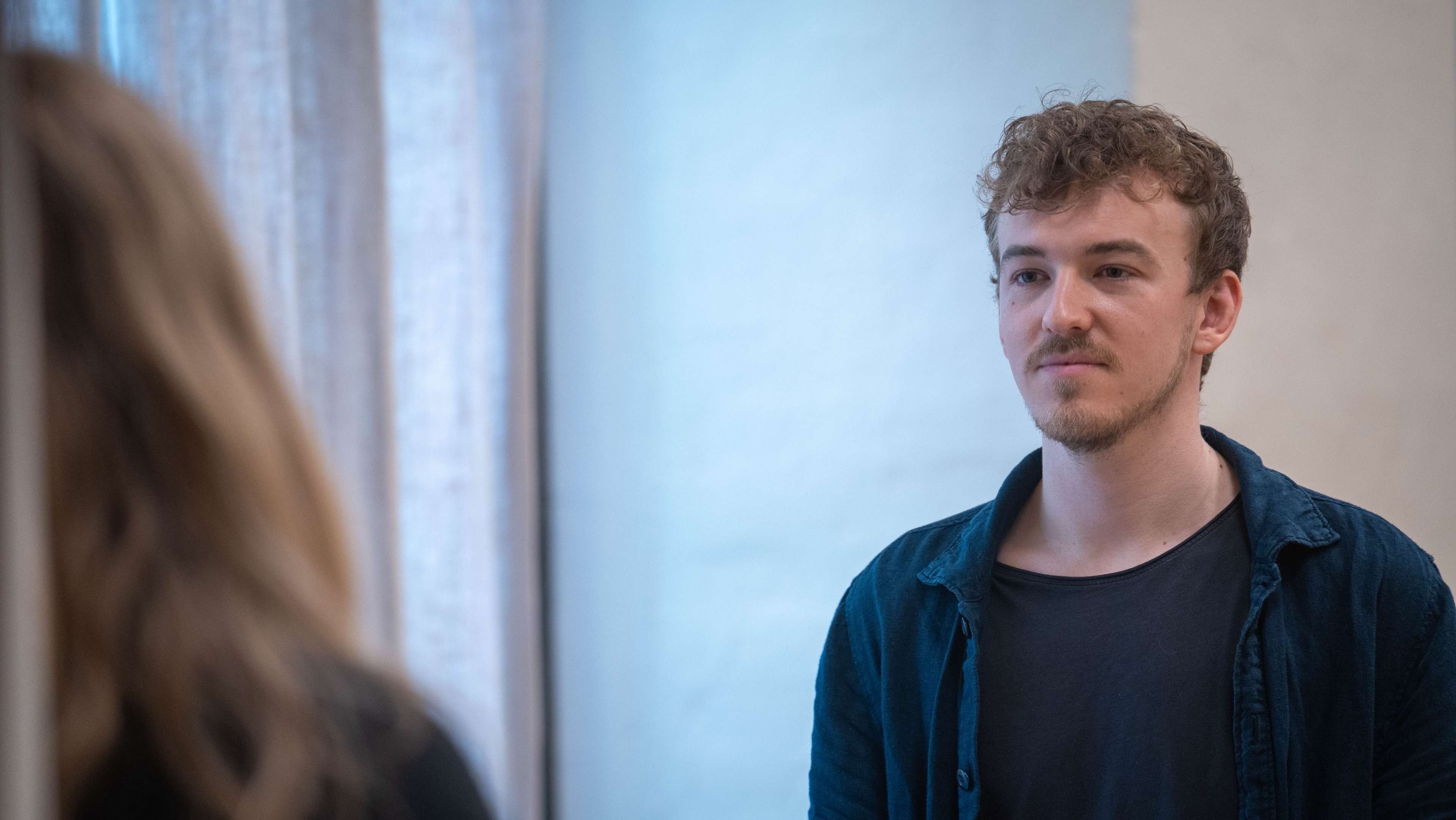 Uppmärksam manlig kursdeltagare under embodimentkurs